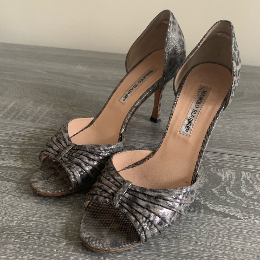 Manolo Blahnik grey leopard print peep-toe pumps